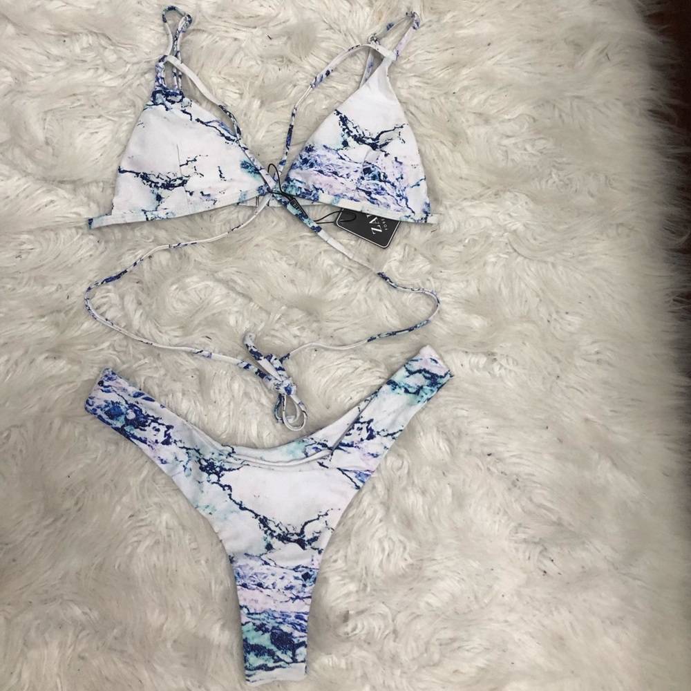 Bikini - Picture 2 of 3